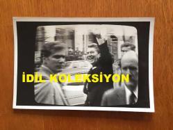 AMERİKA BİRLEŞİK DEVLETLERİ ESKİ BAŞKANI RONALD REAGAN'IN AJANS BASIMI 5'Lİ FOTOĞRAF SETİ - 18 x 12 cm EBADINDA - RONALD REAGAN'A SUİKAST GİRİŞİMİ ANLARINDA KAYDEDİLMİŞ 5 FARKLI KARE, SONRADAN AJANS BASKISI. 5 DIFFERENT PHOTOGRAPHS RECORDED DURING THE ASSASSINATION ATTEMPT ON RONALD REAGAN (NEWS AGENCY PRINTING PHOTOGRAPHS)