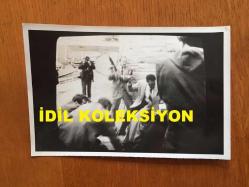 AMERİKA BİRLEŞİK DEVLETLERİ ESKİ BAŞKANI RONALD REAGAN'IN AJANS BASIMI 5'Lİ FOTOĞRAF SETİ - 18 x 12 cm EBADINDA - RONALD REAGAN'A SUİKAST GİRİŞİMİ ANLARINDA KAYDEDİLMİŞ 5 FARKLI KARE, SONRADAN AJANS BASKISI. 5 DIFFERENT PHOTOGRAPHS RECORDED DURING THE ASSASSINATION ATTEMPT ON RONALD REAGAN (NEWS AGENCY PRINTING PHOTOGRAPHS)