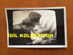 AMERİKA BİRLEŞİK DEVLETLERİ ESKİ BAŞKANI RONALD REAGAN'IN AJANS BASIMI 5'Lİ FOTOĞRAF SETİ - 18 x 12 cm EBADINDA - RONALD REAGAN'A SUİKAST GİRİŞİMİ ANLARINDA KAYDEDİLMİŞ 5 FARKLI KARE, SONRADAN AJANS BASKISI. 5 DIFFERENT PHOTOGRAPHS RECORDED DURING THE ASSASSINATION ATTEMPT ON RONALD REAGAN (NEWS AGENCY PRINTING PHOTOGRAPHS)
