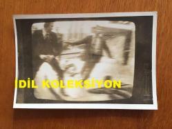 AMERİKA BİRLEŞİK DEVLETLERİ ESKİ BAŞKANI RONALD REAGAN'IN AJANS BASIMI 5'Lİ FOTOĞRAF SETİ - 18 x 12 cm EBADINDA - RONALD REAGAN'A SUİKAST GİRİŞİMİ ANLARINDA KAYDEDİLMİŞ 5 FARKLI KARE, SONRADAN AJANS BASKISI. 5 DIFFERENT PHOTOGRAPHS RECORDED DURING THE ASSASSINATION ATTEMPT ON RONALD REAGAN (NEWS AGENCY PRINTING PHOTOGRAPHS)