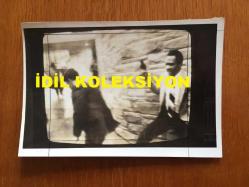 AMERİKA BİRLEŞİK DEVLETLERİ ESKİ BAŞKANI RONALD REAGAN'IN AJANS BASIMI 5'Lİ FOTOĞRAF SETİ - 18 x 12 cm EBADINDA - RONALD REAGAN'A SUİKAST GİRİŞİMİ ANLARINDA KAYDEDİLMİŞ 5 FARKLI KARE, SONRADAN AJANS BASKISI. 5 DIFFERENT PHOTOGRAPHS RECORDED DURING THE ASSASSINATION ATTEMPT ON RONALD REAGAN (NEWS AGENCY PRINTING PHOTOGRAPHS)