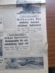 Cumhuriyet Gazetesi - 24 Eylül 1942 - Finlandiya ayrı sulh yapabilir mi Cumhuriyet Başmakale - ihtikar suçluları Adliye vekaleti cezaları hafif buluyor - hariciye vekilimiz Numan Menemencioğlu dün ameliyat oldu fotoğraf - ihtikar ile mücadele ithalat eşyasının yüzde ellisi memurlara dağıtılacak - mühim bir karar memurlara elbiselik kumaş ve eşya tevzi olunuyor - pirinç derdimiz - ihtikara yataklık eden bütün buzhaneleri kapatalım - Alman harp tebliği kafkasya'da Rus müdafaa hattının yıkılması bekleniyor - Sovyet harp tebliği Alman Kuvvetleri Stalingrad'ın birçok sokaklarını işgal etti - Alman piyadeleri Stalingrad cenubunda bir kasabaya hücum ediyorlar fotoğraf - Stockholm'e bakılırsa Hitler Mareşal Von Bock'a izin vermiş - propaganda savaşları Berlin - Le Temps Türk siyasetinin muvaffakiyeti hakkında diyor ki - Memnu Meyva filmi Lale sinemasında - kan vergisi İpek sinemasında - eski Osmanlılarda tiyatro Yazan İsmail Hami Danişmend - Kar İzleri Örttü yazan Henri Bordeaux yazı dizisi
