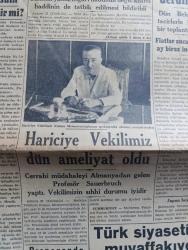 Cumhuriyet Gazetesi - 24 Eylül 1942 - Finlandiya ayrı sulh yapabilir mi Cumhuriyet Başmakale - ihtikar suçluları Adliye vekaleti cezaları hafif buluyor - hariciye vekilimiz Numan Menemencioğlu dün ameliyat oldu fotoğraf - ihtikar ile mücadele ithalat eşyasının yüzde ellisi memurlara dağıtılacak - mühim bir karar memurlara elbiselik kumaş ve eşya tevzi olunuyor - pirinç derdimiz - ihtikara yataklık eden bütün buzhaneleri kapatalım - Alman harp tebliği kafkasya'da Rus müdafaa hattının yıkılması bekleniyor - Sovyet harp tebliği Alman Kuvvetleri Stalingrad'ın birçok sokaklarını işgal etti - Alman piyadeleri Stalingrad cenubunda bir kasabaya hücum ediyorlar fotoğraf - Stockholm'e bakılırsa Hitler Mareşal Von Bock'a izin vermiş - propaganda savaşları Berlin - Le Temps Türk siyasetinin muvaffakiyeti hakkında diyor ki - Memnu Meyva filmi Lale sinemasında - kan vergisi İpek sinemasında - eski Osmanlılarda tiyatro Yazan İsmail Hami Danişmend - Kar İzleri Örttü yazan Henri Bordeaux yazı dizisi