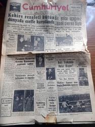 Cumhuriyet Gazetesi - 6 Ocak 1954 - radyo nasıl olsun yazan Nadir Nadi Başmakale - Kahire rezaleti bütün dünyada esefle karşılandı - büyükelçimiz ve ateşemiliterimiz Mısır devlet adamı ile görüşürken fotoğraf  - Mısır'dan Türk Büyükelçisi Fuat Hulusi tugay'ın hudut dışı edilmesi -  Bir yolcu uçağımız Lapseki civarına düştü Kaptan pilot makinist ve yolculardan iki kişi yanarak öldü - Genç demokratlar teşkilatı - Türkiye İspanya maçı bugün Madrid'de yapılıyor - Vefa 2 Emniyet 1 Fotoğrafı - Türkiye'nin iktisadi kalkınması ve Amerika - Alman başbakanı Adenauer Türkiye'ye geliyor - Batı ile Doğu arasında Ticaret - Mısır'daki acayip işler yazan Burhan Felek - Garanti Bankası - hak yerini buldu filmi Yıldız sinemasında - Aşk çağı filmi Çemberlitaş sinemasında - Eflatun bey ve Rakım Efendi yazan Ahmet Mithat Efendi Yazı Dizisi - San Remo basketbol turnuvası neticeleri - İstanbul Ankara Radyosu Programı - çöller melikesi filmi Marmara Alemdar ve Alkazar sinemalarında - Bulmaca