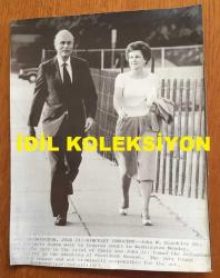 AMERİKA BİRLEŞİK DEVLETLERİ ESKİ BAŞKANI RONALD REAGAN'A SUİKAST YAPAN HINCKLEY'İN AİLESİNİN MAHKEMEYE GİDİŞİSİ SIRASINDA ÇEKİLMİŞ AJANS BASIMI FOTOĞRAFI - 24 x 19 cm EBADINDA - RONALD REAGAN'A SUİKAST GİRİŞİMİNDE BULUNAN JOHN HINCKLEY JR'IN BABASI JOHN W. HINCKLEY ve ANNESİ JOANN, WASHINGTON'DAKİ FEDERAL MAHKEMEDE OĞULLARININ MASUM OLDUĞUNU SÖYLEDİLER. (The father of John Hinckley Jr., who attempted to assassinate Ronald Reagan, John W. Hinckley, and his mother, Joann, testified in federal court in Washington that their son was innocent.)