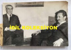 TÜRKİYE CUMHURİYETİ ESKİ BAŞBAKANI BÜLENT ECEVİT'İN ORİJİNAL FOTOĞRAFI - 18 x 12 cm EBADINDA - CUMHURBAŞKANI CEVDET SUNAY TARAFINDAN YENİ HÜKÜMETİ KURMAKLA GÖREVLENDİRİLEN BAŞBAKAN VEKİLİ ve MİLLİ SAVUNMA BAKANI FERİT MELEN ve BÜLENT ECEVİT GÖRÜŞME YAPARLARKEN ÇEKİLMİŞ BİR KARE, 17 MAYIS 1972
