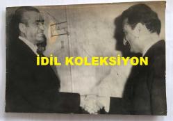 TÜRKİYE CUMHURİYETİ ESKİ BAŞBAKANI BÜLENT ECEVİT'İN ORİJİNAL FOTOĞRAFI - 18 x 12 cm EBADINDA - CUMHURBAŞKANI CEVDET SUNAY TARAFINDAN YENİ HÜKÜMETİ KURMAKLA GÖREVLENDİRİLEN BAŞBAKAN VEKİLİ ve MİLLİ SAVUNMA BAKANI FERİT MELEN ve BÜLENT ECEVİT GÖRÜŞME YAPARLARKEN ÇEKİLMİŞ BİR KARE, 17 MAYIS 1972