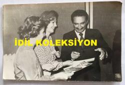 TÜRKİYE CUMHURİYETİ ESKİ BAŞBAKANI BÜLENT ECEVİT'İN ORİJİNAL FOTOĞRAFI - 18 x 12 cm EBADINDA - BÜLENT ECEVİT, CHP GENEL MERKEZİNDE PARTİLİLERLE BAYRAMLAŞTIĞI SIRADA PARTİLİ KADINLAN UZATTIKLARI FOTOĞRAFLARI İMZALARKEN ÇEKİLMİŞ BİR KARE, 27 AĞUSTOS 1979