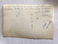 TÜRKİYE CUMHURİYETİ ESKİ BAŞBAKANI BÜLENT ECEVİT'İN ORİJİNAL FOTOĞRAFI - 18 x 12 cm EBADINDA - BÜLENT ECEVİT, CHP GENEL MERKEZİNDE PARTİLİLERLE BAYRAMLAŞTIĞI SIRADA PARTİLİ KADINLAN UZATTIKLARI FOTOĞRAFLARI İMZALARKEN ÇEKİLMİŞ BİR KARE, 27 AĞUSTOS 1979