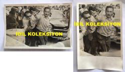 TÜRKİYE CUMHURİYETİ ESKİ BAŞBAKANI BÜLENT ECEVİT'İN ORİJİNAL 2'Lİ FOTOĞRAF SETİ - 18 x 12 cm EBADINDA -MİLLİYETÇİ CEPHE HÜKÜMETİNİN KURULMASINDAN BİR SÜRE SONRA PARTİSİNİN DÜZENLEDİĞİ BİR MİTİNG İÇİN GEREDE'YE GELEN ECEVİT'İN KONVOYUNA İLÇE GİRİŞİNDE TAŞLI SALDIRIDA BULUNULDU VE YARALANANLAR OLDU. OLAYLARDA 2 KİŞİ AÇILAN ATEŞ SONUCU, 40 KİŞİ DE BIÇAK, TAŞ VE SOPALARLA YARALANDI, 20 DÜKKÂN İSE TAHRİP EDİLDİ. SALDIRI YAPILDIĞI ANLARDA TABANCASINI ÇIKARIP BÜLENT ECEVİT'İ KORUYARAK ALANDAN UZAKLAŞTIRAN CHP ADIYAMAN MİLLETVEKİLİ DOKTOR KEMAL TABAK OLDU. KEMAL TABAK'IN BÜLENT ECEVİT ve EŞİ RAHŞAN ECEVİT'İ TABANCASIYLA KORUDUĞU ANLARDAN ÇEKİLMİŞ 1 KARENİN 2 FARKLI ORİJİNAL BASIMI. 23 HAZİRAN 1975