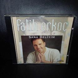 CD Fatih Erkoç sana deliyim albümü. Orijinal. 1994 raks kırmızı bandrollü dönem albüm. Dinlemeyi etkilemeyen çizikler var. Sorunsuz çalışıyor.