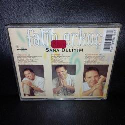 CD Fatih Erkoç sana deliyim albümü. Orijinal. 1994 raks kırmızı bandrollü dönem albüm. Dinlemeyi etkilemeyen çizikler var. Sorunsuz çalışıyor.