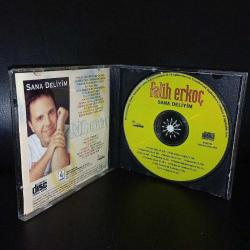 CD Fatih Erkoç sana deliyim albümü. Orijinal. 1994 raks kırmızı bandrollü dönem albüm. Dinlemeyi etkilemeyen çizikler var. Sorunsuz çalışıyor.