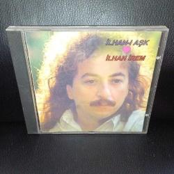CD İlhan İrem ilhan-ı aşk albümü. Orijinal 1992 sarı bandrollü dönem baskı. Disk kusursuz. Arka kartonetin en alt kısmı kesilmiş. Son fotoğrafta detaylı görebilirsiniz.