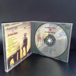 CD İlhan İrem ilhan-ı aşk albümü. Orijinal 1992 sarı bandrollü dönem baskı. Disk kusursuz. Arka kartonetin en alt kısmı kesilmiş. Son fotoğrafta detaylı görebilirsiniz.