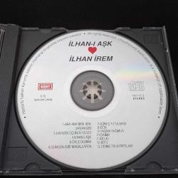 CD İlhan İrem ilhan-ı aşk albümü. Orijinal 1992 sarı bandrollü dönem baskı. Disk kusursuz. Arka kartonetin en alt kısmı kesilmiş. Son fotoğrafta detaylı görebilirsiniz.