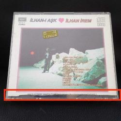 CD İlhan İrem ilhan-ı aşk albümü. Orijinal 1992 sarı bandrollü dönem baskı. Disk kusursuz. Arka kartonetin en alt kısmı kesilmiş. Son fotoğrafta detaylı görebilirsiniz.