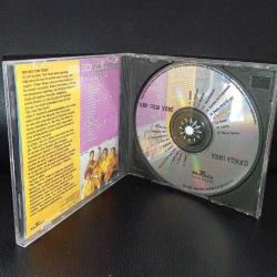 CD Yeni Türkü her dem yeni albümü. Yirmi seçilmiş şarkı. Orijinal 1996 sarı bandrollü dönem albümü koleksiyonluk
