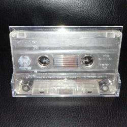 Kaset dire straits on the night albümü. Kartoneti yok. Baştan sona dinlendi sorunsuz çalışıyor