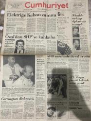 CUMHURİYET GAZETESİ  - 5 KASIM 1985 - SADECE 2 SAYFADIR -Turgut Özal-Rahmi Kumaş-Vural Arıkan-Thatcher-Kohl-Angelika Mechti-İlhami Soysal-Haldun Taner-Carrington-Burhan Arpad-Alfonsine-Haluk Şahin-Vural Arıkan-Lütfü Akad-Sunay Akın-Lütfü Gürsel-Morgan-Hadi Uluengin-Lütfi Akad-Lütfü Gürsel Elektriğe Keban zammı-Özal’dan SHP’ye kahkaha-Calp ve 8 arkadaşının istifası bekleniyor-Sadrazam bütçesi mi istiyor?-Carrington dinleyecek-ABD morfinle ikiyi uyuttu-Tekstilde mektup diplomasisi tutmadı-AET: Morgan görevini hakkıyla yerine getirdi-Yevgenko ve Shakespeare Topluluğu İstanbul’da-Gözlüklerini de çıkardı-Zengini daha zengin yapan yöntemler-Kıyı siteleri-Sınava doğru-Pabuçcu Muştası-Bilim sanat