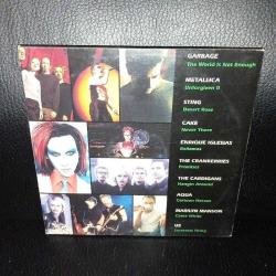 Cd Rom Hit Files, Blue Jean. Metallica, Marilyn Manson, U2, Sting, Enrique Iglesias, Cranberries, Garbage... Çalışmasını etkilemeyen çizikler var