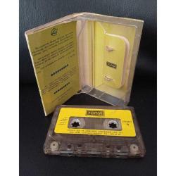 Kaset Fikret Kızılok Zaman Zaman albümü. Yonca 1982 özel kapaklı NADİR baskı. kasette yazı var. Baştan sona dinlendi sorunsuz