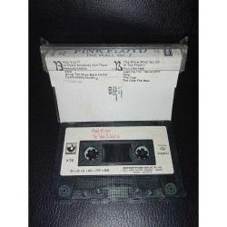 Kaset Pink Floyd The Wall 1. Kaset - kartonet farklıdır. Kaset wall 1, Kartonet wall 2 ye ait.