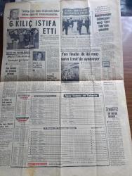 Cumhuriyet Gazetesi - 16 Mayıs 1967 - yeni strateji ve gelişmeler yazan  Ecvet Güresin Başmakale - nakit darlığı ödeme güçlüğü yaratıyor yazan Orhan Erinç - tasarruf bonosu tasarısı kabul edildi - askeri yargıç ve hekimlerin tazminatları azalıyor - tarım Bakanı Bahri Dağdaş CHP Genel sekreteri Bülent Ecevit'e cevap verdi - 19 Mayıs gösterileri Mithatpaşa stadına alındı - 8 yaşındaki Oya olcay'ın öldürülmesiyle ilgili olarak 4 üniversiteli nezarete alındı - hekimler sıra ile doğuya gönderilecek - aylak Musa karikatür - bay Süleyman'ın nüshai sani'si yazan İlhan Selçuk - Başbakan Süleyman Demirel işçilerimizi uyardı - Devlet bakanı Hüsamettin Atabeyli hoparlörle ezan okunmasının mahsuru yoktur - ormancılık davamızın iç yüzü yazan Profesör Doktor Selahattin İnal - Galatasaray'ın antrenörü ve sekreteri Gündüz Kılıç istifa etti fotoğraf - Hüseyin Alp en sempatik basketbolcu fotoğraf - Can Bartu Haziran ayı sonunda gelecek - uluslararası olimpiyat komitesi başkanı Avery Brundage İstanbulda