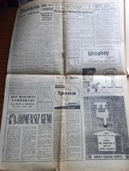 Cumhuriyet Gazetesi - 4 Haziran 1960 - ilk hedef seçim olmalıdır yazan Nadir Nadi Başmakale - Seçim Sistemi Nispi Usule Çevriliyor - Cemal Gürsel'in Amerikan Basınına Beyanatı - Şehit Cesetleri Kıyılıp Hayvan Yemi Mi Yapıldı - Et Ve Balık Kurumunda Hayvan Yemi Nasıl Yapılır fotoğraf - İsmet İnönü İle Osman Bölükbaşı Görüştüler - İstanbul Teknik Üniversite Rektörü Profesör Doktor Fikret Narter'in Basın Toplantısı - Adnan Menderes'in Kasalarında Arama - Yassıada'ya Götürülen Sabıklar Karaborsadan İlaç Temini İstiyorlar - Yıldızlar Mahallesinde Komiserdim Beverly Hills Yazan Clinton Anderson Yazı Dizisi - Dümensiz Gemi Yazan Rikkat Köknar Yazı Dizisi - Nikita Hrutçev Rusya'nın Yeni Silahsızlanma Planını Açıkladı - Resimli Roman Başkasının Günahı Çizen Yves Sayol - Adını Kaybeden Adam Çeviren Hatice Vildan - Balkan Güreşlerinden Milli Takımımız Çekildi - Ankara'da Polis Kurşunu İle Delik Deşik Olan Fakülte Duvarları - Demokrat Parti'nin Üniversiteye Siyaset Sokan Adamı Samet Güldoğan