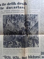 Cumhuriyet Gazetesi - 4 Haziran 1960 - ilk hedef seçim olmalıdır yazan Nadir Nadi Başmakale - Seçim Sistemi Nispi Usule Çevriliyor - Cemal Gürsel'in Amerikan Basınına Beyanatı - Şehit Cesetleri Kıyılıp Hayvan Yemi Mi Yapıldı - Et Ve Balık Kurumunda Hayvan Yemi Nasıl Yapılır fotoğraf - İsmet İnönü İle Osman Bölükbaşı Görüştüler - İstanbul Teknik Üniversite Rektörü Profesör Doktor Fikret Narter'in Basın Toplantısı - Adnan Menderes'in Kasalarında Arama - Yassıada'ya Götürülen Sabıklar Karaborsadan İlaç Temini İstiyorlar - Yıldızlar Mahallesinde Komiserdim Beverly Hills Yazan Clinton Anderson Yazı Dizisi - Dümensiz Gemi Yazan Rikkat Köknar Yazı Dizisi - Nikita Hrutçev Rusya'nın Yeni Silahsızlanma Planını Açıkladı - Resimli Roman Başkasının Günahı Çizen Yves Sayol - Adını Kaybeden Adam Çeviren Hatice Vildan - Balkan Güreşlerinden Milli Takımımız Çekildi - Ankara'da Polis Kurşunu İle Delik Deşik Olan Fakülte Duvarları - Demokrat Parti'nin Üniversiteye Siyaset Sokan Adamı Samet Güldoğan