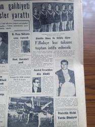 Cumhuriyet Gazetesi - 6 Mayıs 1958 - gezi notları 6 ağaçlar yazan Nadir Nadi Başmakale - yevmiyeli personel tasfiye ediliyor - büyük bebek gazinosunda yangın çıktı - liselerde askerlik kampları önümüzdeki ders yılı açılacak - mecliste dünkü tartışma - Brüksel Fuarındaki Türk pavyonu fotoğraf - fener'deki Yuvakimyon Rum Lisesi ile Sultanselim kız Enstitüsü öğrencileri arasında kavga sebebiyle tahkikat açıldı - Şair Behçet Kemal Çağlar Ayvalık camii'nde vaiz verdi fotoğraf - Üsküdar vapuru bugün limanımıza geliyor - Kıbrıs'ta Türklere karşı açılan iftira kampanyası - Ayasofya yolunda bulunan mozaikler yazan Samih Nafiz Tansu - Üçüncü Alev yazan Nihal Karamağaralı Yazı Dizisi - umumi nakliyatı nasıl ayarlamalı yazan Burhan Felek - meşhur balerin Margot Fonteyn Ankara'da fotoğraf - Aziz Nesin ilanı - Alaattin Güneş ile ihtilafa düşen Fenerbahçe kız takımı toptan istifa edecek fotoğraf - Mustafa Türk atletizm ajanı oldu fotoğraf - İsrail Romanya basketbol maçını idare eden Turgut Atakol