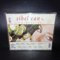 Cd Sibel Can, Sibel Can'la Bu Devirde, Orijinal Raks Dönem Baskı albüm. Dinlemeyi etkilemeyen çizikler var. Sorunsuz çalışıyor.