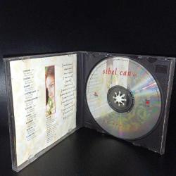 Cd Sibel Can, Sibel Can'la Bu Devirde, Orijinal Raks Dönem Baskı albüm. Dinlemeyi etkilemeyen çizikler var. Sorunsuz çalışıyor.