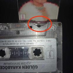 Kaset Gülden Karaböcek aşığım seviyorum albümü. Orijinal dönem kağıt baskı. Kasette çalışmaya engel olmayan kırık var. Sorunsuz çalışıyor.