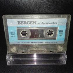 Kaset Bergen acıların kadını albümü. Kağıt Baskı. Kartoneti yok. Kasette yazı ve çalışmasına engel olmayan çatlak var