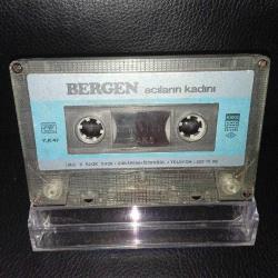 Kaset Bergen acıların kadını albümü. Kağıt Baskı. Kartoneti yok. Kasette yazı ve çalışmasına engel olmayan çatlak var