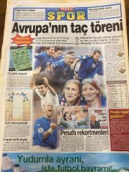 MİLLİYET GAZETESİ DOĞUM GÜNÜ HEDİYESİ - 2 TEMMUZ 2000  - TAM TAKIM 34 SAYFADIR -İnan Kıraç-Güneri Cıvaoğlu-Doğan Heper-Yalçın Doğan-Ergun Tata-Kartal Yiğit-Selim Soydan-Cengiz Mataracı-Vedat Günay-Mehmet Çiftçi-Oramiral Erdil-Özgür Cebe-Gökçer Tahincioğlu-Aziz Nesin-Ceyler Erşen-Boğulduk-Murat Gündüz-Fabien Barthez-Atilla Gökçe-Emre Belözoğlu-San Kırımlı-Nedved Ne Var Can-Binlerce ortağı kaçırdılar-Dünya Bankası bile bezdi-Vatandaş kaybetti Uzunlar kazandı-Avrupa’nın taç töreni-Yeni sezon yeni umut-Yeni sezona kurban keserek girdiler-Sahada konuşurum-Kartal fark attı-Jardel’i kaptırdık-Nouma imza attı-F.Bahçe hataydı-Türk kasırgası-Biz çok hain gördük-Karanfiller yanan canlara-32 çocuklu Hizbullahçı-7 yıl yargılama 33 idam-Melih Aşık-Dr. Bekir Ceylan-Yalçın Doğan-Nihat Altuntaş-Nuz Kuşdemir-Fikret Bila-Ahmet Tulgar-Ali Haydar Yurtsever-Nuri Ergin-Ekurt Yergüder-Muzaffer Yalçın-İsmail Polat-Vali Ayhan Çakır-Cennet Nar-Sezai Tüfekçi-Sezgin Ergin-Usta ve Çırak-Sevgi emektir-Temmuz hüzünle