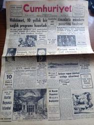 Cumhuriyet Gazetesi - 19 Kasım 1954 - hükümet 10 yıllık bir sağlık programı hazırladı - Atatürk'e ait eser hazırlığı - almanlarla müzakere Pazartesi başlıyor - hürriyeti seçen 5 Çinli İstanbul'da fotoğraf - manken mektebi - operatör Max Thorek Eva Peron sözümü tutsaydı yaşayacaktı dedi - Amerikan filosu geldi fotoğraf - İstinye vapur iskelesi satılığa çıkarılmış - İETT sipariş ettiği malzemeyi getirtemiyor - buzhanelerdeki beyaz peynirlere el konacak - Hüseyin Cahit Yalçın bir davada beraat etti - başvekil Adnan Menderes Amerikan Büyükelçisi Warren'i kabul etti - her yerde olur yazan Burhan Felek - Macar takımı Lobogo bugün geliyor - Galatasaray ModaSpor basketbol maçı - 1001 kuyu yazan Va Nü yazı dizisi - Zoraki Diplomat yazan Yakup Kadri Karaosmanoğlu Yazı Dizisi - taşra'dan gelen veremliler çoğalıyor - 1954-1955 Yunus Nadi mükafatı en güzel fikir yazısı - Garanti Bankası - Edison Ampul - B. Kırım güzellik salonu - bir vergi kaçakçılığı muhbirine 300 bin lira verildi - Tutum Bankası