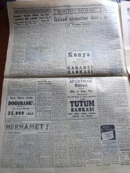 Cumhuriyet Gazetesi - 19 Kasım 1954 - hükümet 10 yıllık bir sağlık programı hazırladı - Atatürk'e ait eser hazırlığı - almanlarla müzakere Pazartesi başlıyor - hürriyeti seçen 5 Çinli İstanbul'da fotoğraf - manken mektebi - operatör Max Thorek Eva Peron sözümü tutsaydı yaşayacaktı dedi - Amerikan filosu geldi fotoğraf - İstinye vapur iskelesi satılığa çıkarılmış - İETT sipariş ettiği malzemeyi getirtemiyor - buzhanelerdeki beyaz peynirlere el konacak - Hüseyin Cahit Yalçın bir davada beraat etti - başvekil Adnan Menderes Amerikan Büyükelçisi Warren'i kabul etti - her yerde olur yazan Burhan Felek - Macar takımı Lobogo bugün geliyor - Galatasaray ModaSpor basketbol maçı - 1001 kuyu yazan Va Nü yazı dizisi - Zoraki Diplomat yazan Yakup Kadri Karaosmanoğlu Yazı Dizisi - taşra'dan gelen veremliler çoğalıyor - 1954-1955 Yunus Nadi mükafatı en güzel fikir yazısı - Garanti Bankası - Edison Ampul - B. Kırım güzellik salonu - bir vergi kaçakçılığı muhbirine 300 bin lira verildi - Tutum Bankası