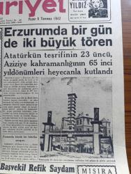 Cumhuriyet Gazetesi - 5 Temmuz 1942 - Tıpkıbasım - İki Harp metodunun istikametleri Cumhuriyet Başmakale - şark cephesinden fotoğraflar - büyük taarruz'a geçen Alman motorlu Kuvvetleri Ukrayna'da büyük köprüyü geçiyorlar fotoğraf - Alman harp tebliği Kursk cephesinde düşman mağlup edilmiştir - Erzurum'da bir günde iki büyük tören - Atatürk'ün teşrifinin 23. Aziziye kahramanlığının 65. yıldönümü kutlandı Fotoğrafı - seri kuvvetler Don nehri istikametinde ilerlemeye devam ediyorlar - askeri vaziyet Kursk kesiminde büyük Mihver yarma hareketi yazan Emekli General H. Emir Erkilet Yazı Dizisi - şark cephesinde yeni Alman taarruzu ile muhtemel inkişaf istikametlerini gösterir harita - mihver'e göre Afrika harekatı mücadele inatla devam etmektedir - başvekil Refik Saydam'ın İstanbul'daki çalışmaları - İngilizlere göre Afrika harekatı El Alemeynde İngilizlerin taarruzları - General De Gaulle son muharebeyi Fransa'da bizzat yapacağını söylüyor -  Ülker fırtınası yazan Safiye Erol yazı dizisi