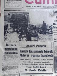 Cumhuriyet Gazetesi - 5 Temmuz 1942 - Tıpkıbasım - İki Harp metodunun istikametleri Cumhuriyet Başmakale - şark cephesinden fotoğraflar - büyük taarruz'a geçen Alman motorlu Kuvvetleri Ukrayna'da büyük köprüyü geçiyorlar fotoğraf - Alman harp tebliği Kursk cephesinde düşman mağlup edilmiştir - Erzurum'da bir günde iki büyük tören - Atatürk'ün teşrifinin 23. Aziziye kahramanlığının 65. yıldönümü kutlandı Fotoğrafı - seri kuvvetler Don nehri istikametinde ilerlemeye devam ediyorlar - askeri vaziyet Kursk kesiminde büyük Mihver yarma hareketi yazan Emekli General H. Emir Erkilet Yazı Dizisi - şark cephesinde yeni Alman taarruzu ile muhtemel inkişaf istikametlerini gösterir harita - mihver'e göre Afrika harekatı mücadele inatla devam etmektedir - başvekil Refik Saydam'ın İstanbul'daki çalışmaları - İngilizlere göre Afrika harekatı El Alemeynde İngilizlerin taarruzları - General De Gaulle son muharebeyi Fransa'da bizzat yapacağını söylüyor -  Ülker fırtınası yazan Safiye Erol yazı dizisi