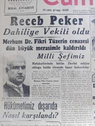 Cumhuriyet Gazetesi - 18 Ağustos 1942 - Tıpkıbasım - hükümetimiz dışarıda nasıl karşılandı yazan Yunus Nadi Başmakale - Recep Peker dahiliye vekili oldu fotoğraf - merhum Doktor Fikri Tüzerin cenazesi dün merasimle kaldırıldı - milli şefimiz İsmet İnönü refakatlerinde bütün devlet erkanı olduğu halde törende hazır bulundular - Moskova Konferansı - Churchill'in de iştirak ettiği büyük toplantı - Moskova'da toplanan müttefikler konferansı'na iştirak eden İngiliz Rus devlet ve Ordu erkanı fotoğraf - alman istihkam kıtaları don üzerinde köprü kuruyorlar Fotoğraf - Alman harp tebliği düşman don dirseğinde mağlup edildi - milli şefin oğlu Ömer İnönü uçuş talimlerine başladı fotoğraf - hindistanı verilecek İstiklal - batırılan müttefik gemileri - Almanlar 105.772 tonluk 19 Japonlar 90 Bin tonluk 10 gemi batırdılar - Sovyet harp tebliği Rus kıtaları Maykop'u tahliye ettiler - Askeri Vaziyet Yazan Emekli General H. Emir Erkilet Yazı Dizisi -  Ülker fırtınası yazan Safiye Erol yazı dizisi