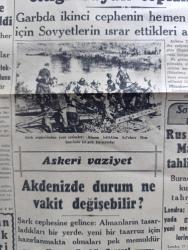 Cumhuriyet Gazetesi - 18 Ağustos 1942 - Tıpkıbasım - hükümetimiz dışarıda nasıl karşılandı yazan Yunus Nadi Başmakale - Recep Peker dahiliye vekili oldu fotoğraf - merhum Doktor Fikri Tüzerin cenazesi dün merasimle kaldırıldı - milli şefimiz İsmet İnönü refakatlerinde bütün devlet erkanı olduğu halde törende hazır bulundular - Moskova Konferansı - Churchill'in de iştirak ettiği büyük toplantı - Moskova'da toplanan müttefikler konferansı'na iştirak eden İngiliz Rus devlet ve Ordu erkanı fotoğraf - alman istihkam kıtaları don üzerinde köprü kuruyorlar Fotoğraf - Alman harp tebliği düşman don dirseğinde mağlup edildi - milli şefin oğlu Ömer İnönü uçuş talimlerine başladı fotoğraf - hindistanı verilecek İstiklal - batırılan müttefik gemileri - Almanlar 105.772 tonluk 19 Japonlar 90 Bin tonluk 10 gemi batırdılar - Sovyet harp tebliği Rus kıtaları Maykop'u tahliye ettiler - Askeri Vaziyet Yazan Emekli General H. Emir Erkilet Yazı Dizisi -  Ülker fırtınası yazan Safiye Erol yazı dizisi