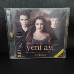 Vcd Twilight alacakaranlık efsanesi Yeni ay new moon. Türkçe dublaj. 2 cd. Çalışmasını etkilemeyen çizikler var. Orijinal. Sorunsuz çalışıyor.
