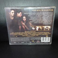 Vcd Twilight alacakaranlık efsanesi Yeni ay new moon. Türkçe dublaj. 2 cd. Çalışmasını etkilemeyen çizikler var. Orijinal. Sorunsuz çalışıyor.