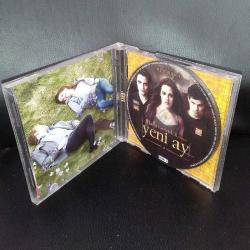 Vcd Twilight alacakaranlık efsanesi Yeni ay new moon. Türkçe dublaj. 2 cd. Çalışmasını etkilemeyen çizikler var. Orijinal. Sorunsuz çalışıyor.