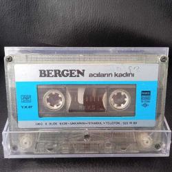 Kaset Bergen acıların kadını albümü. Kağıt Baskı. Kartoneti yok. Baştan sona dinlendi sorunsuz çalışıyor.