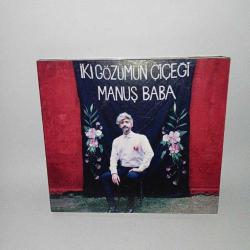Cd Manuş Baba iki gözümün çiçeği albümü. Kitapçığın son sayfasından bir parça kesilmiş son fotoğrafta görebilirsiniz