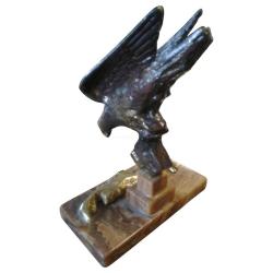 Almanya, Reich Dönemi/Mermer Kaidesinde Döküm Malzeme İle Tasarlanmış Nazi Kartalı  Temalı Heykel. (Avını Avlamış) Kartalın Sağ ve Sol Ayaklarında Gamalı Haç Sembolü Bulunmaktadır. Orijinal ve Çok Çok Nadir, Koleksiyonluk Bir Eserdir. 1938-1940'lar. (20 cm)