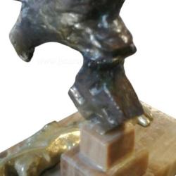 Almanya, Reich Dönemi/Mermer Kaidesinde Döküm Malzeme İle Tasarlanmış Nazi Kartalı  Temalı Heykel. (Avını Avlamış) Kartalın Sağ ve Sol Ayaklarında Gamalı Haç Sembolü Bulunmaktadır. Orijinal ve Çok Çok Nadir, Koleksiyonluk Bir Eserdir. 1938-1940'lar. (20 cm)